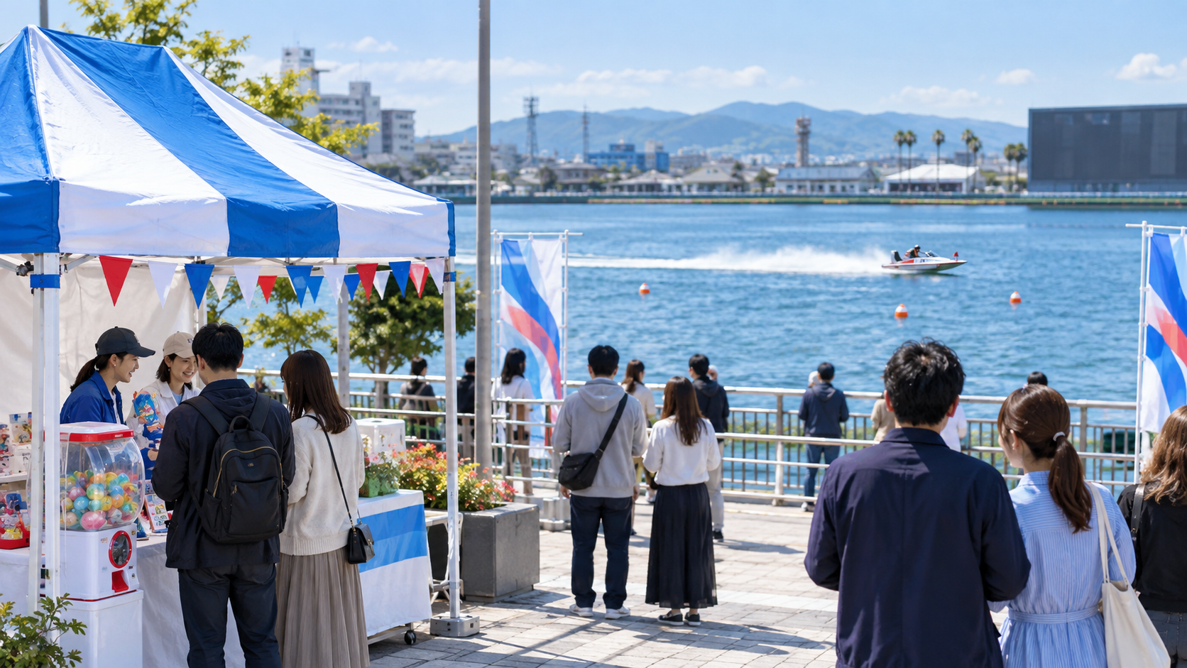 水面のボートレースとイベントブースを楽しむ来場者の写真調イメージ